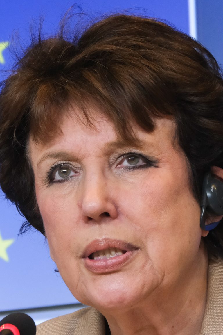 Roselyne Bachelot Parents, Partenaire, Âge, Taille, Valeur Nette, Enfants