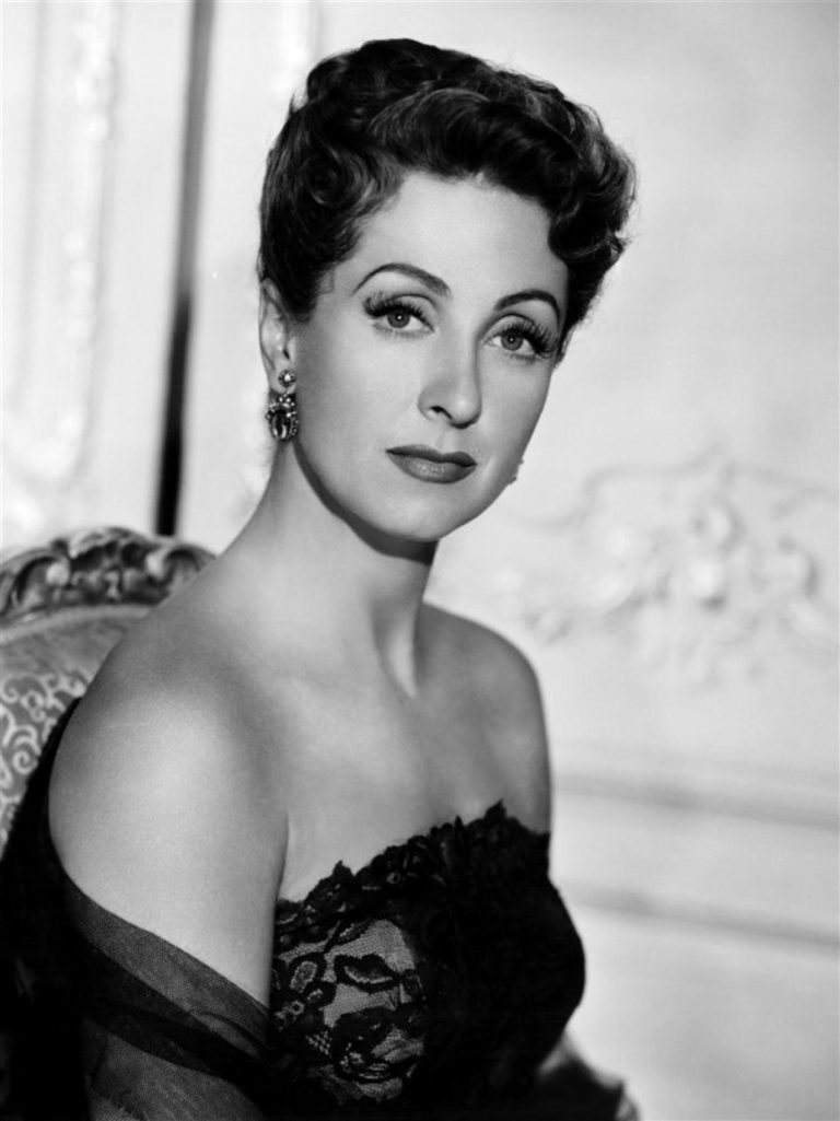 Danielle Darrieux Relation, Femme, Petite Amie Et Aventures