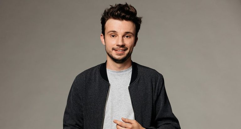 Tom Villa Taille Et Son Ascension Dans Le Domaine Artistique